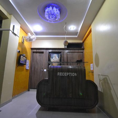 Hotel Madhava Širdi Exteriér fotografie