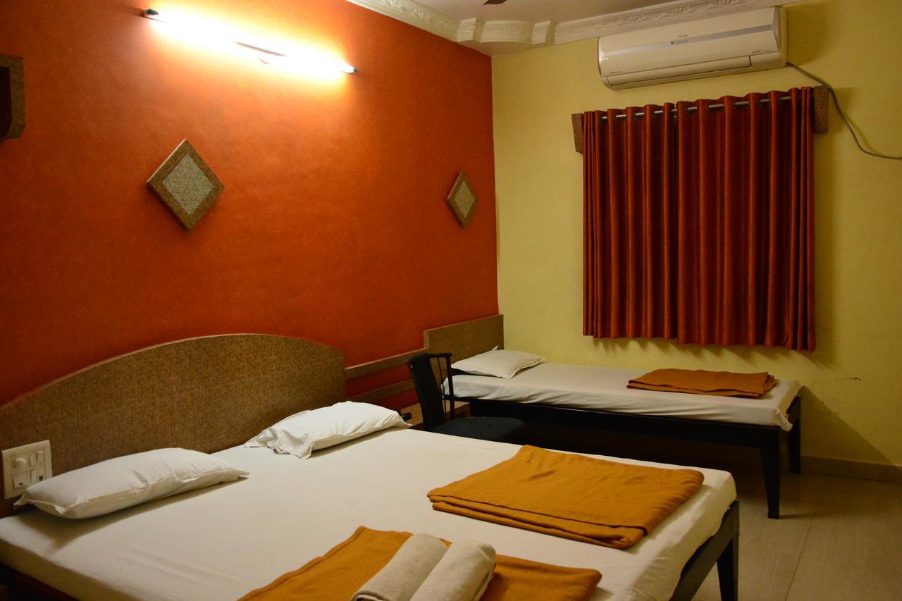 Hotel Madhava Širdi Exteriér fotografie