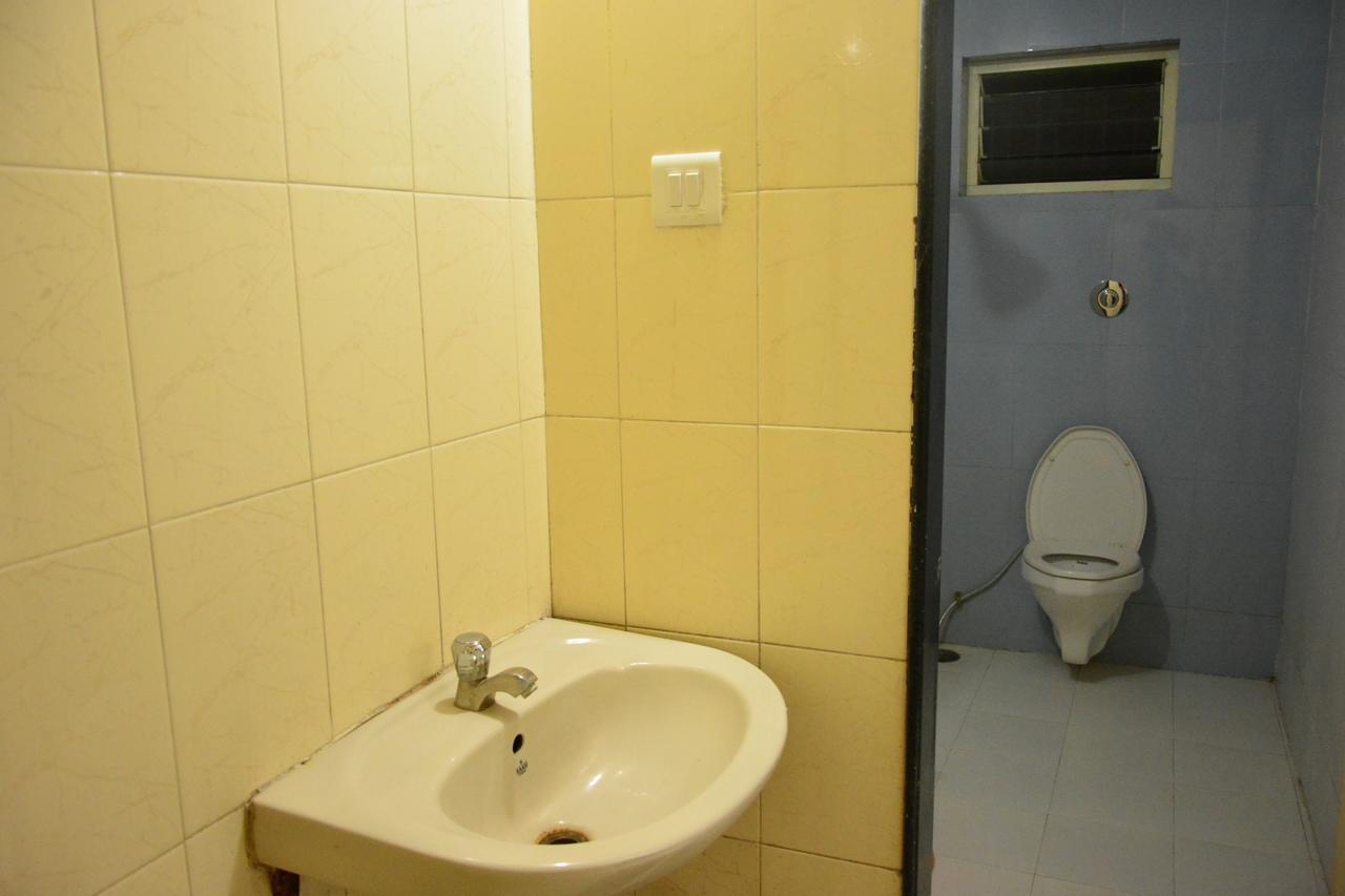 Hotel Madhava Širdi Exteriér fotografie