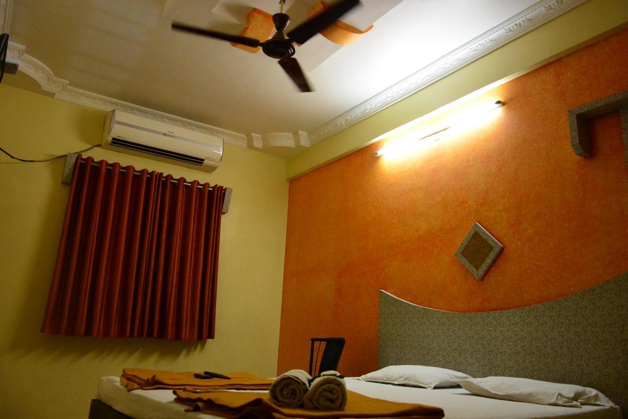 Hotel Madhava Širdi Exteriér fotografie