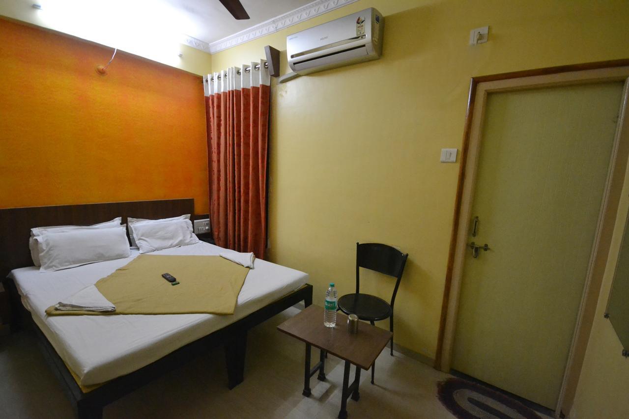 Hotel Madhava Širdi Exteriér fotografie